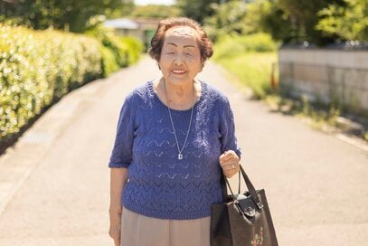 着ているニットはすべて自作！102歳が「編み物」で紡ぐ幸せのひととき