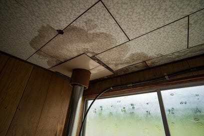 購入したばかりの中古住宅、大雨で天井から雨漏り発生！売主に損害請求できる？