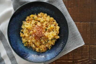 洗い物は最小限。耐熱皿だけでつくれる「爆速梅チャーハン」レシピ。短い昼休みでも大満足！