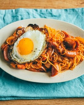 夏のお昼にぴったり「ナポリタン風焼きそば」。材料もつくり方もシンプルでおいしい