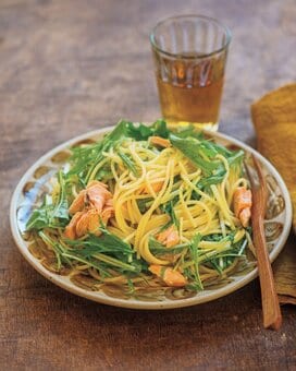 ほぐし焼き鮭とミズナのパスタ。バターとめんつゆで簡単カフェメニューに