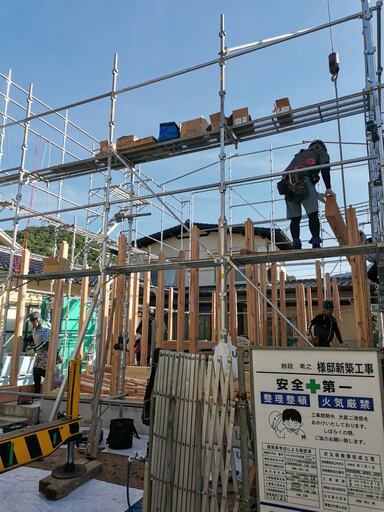 1階の柱を立てる作業風景