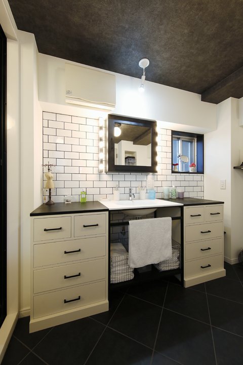 家具店にオーダーした洗面台と鏡