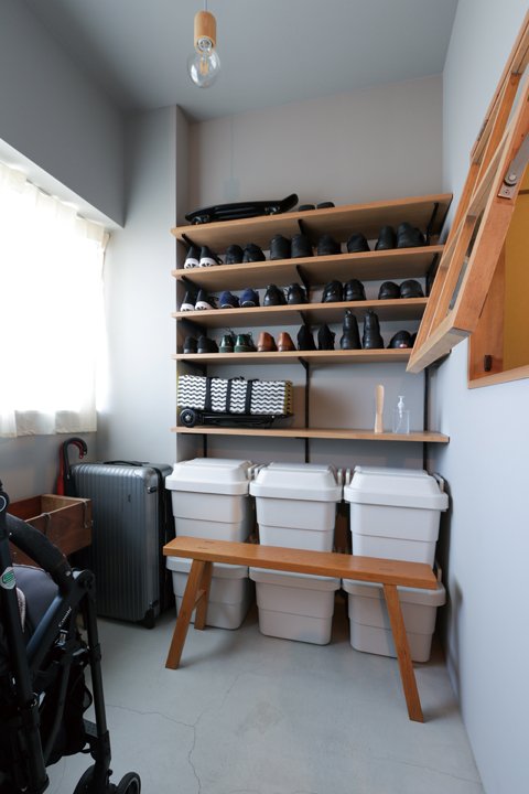靴やアウトドア用品の収納に活用中の玄関土間