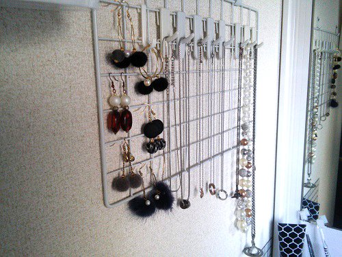 洗面所の壁面に設置したワイヤーネットはアクセサリー置き場に最適