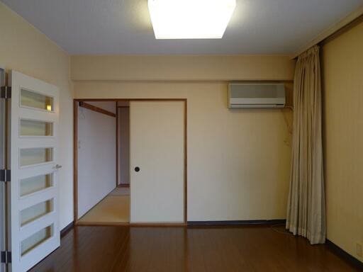 リノベ前のLDから和室を見たところ