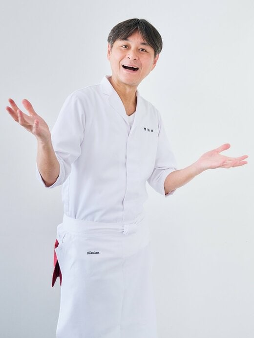 割烹着の男性が両手を上げている様子