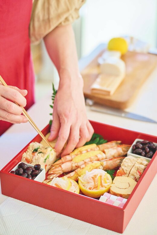 お重におせちをつめる人