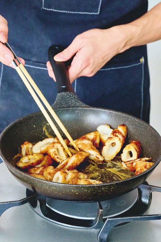 バターとカレールウでちくわ炒めの調理過程