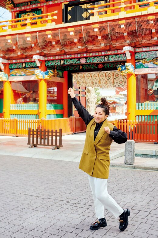 神社の前でポーズとる平野ノラさん