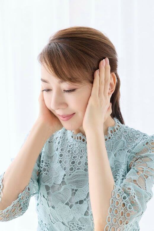 側頭部をマッサージしている君島十和子さん