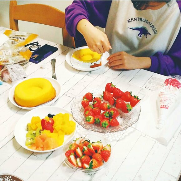 お皿にたくさんのフルーツ