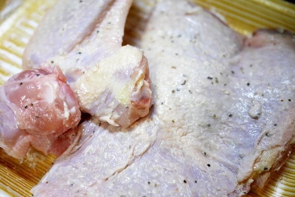 下味をつけ小麦粉をまぶす