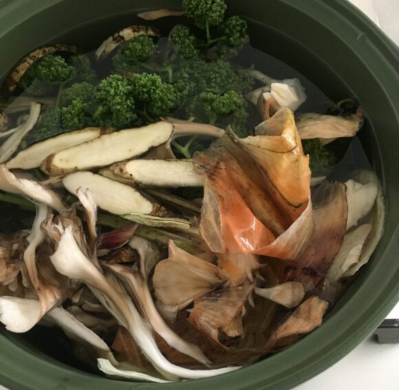 ゴボウは薄切りに、マイタケはひと口大に