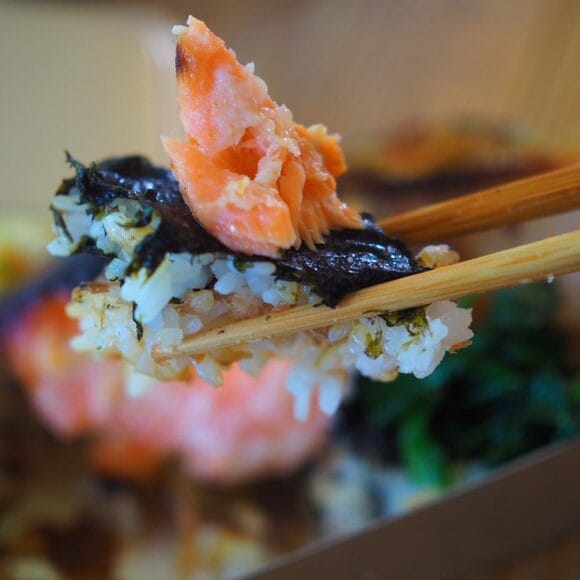 おかずは少し薄味で、ご飯と一緒におかずを食べて楽しんで