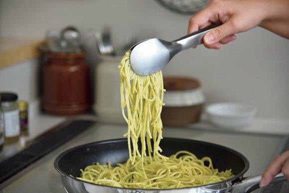 しっかりつかめるトングで取り分けがラクちん