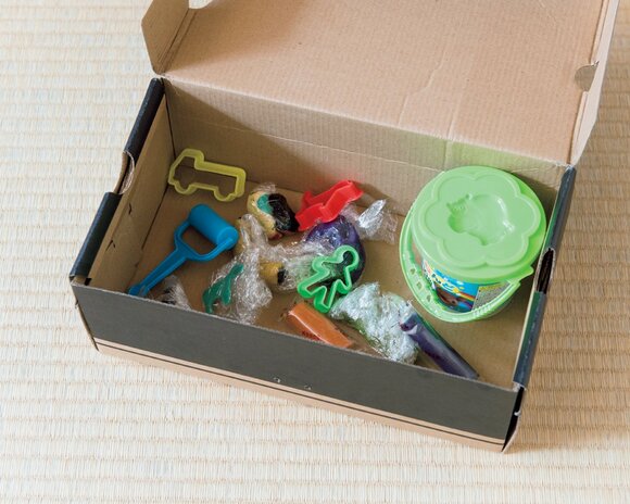 粘土など汚れるものの収納は、靴のあき箱を活用