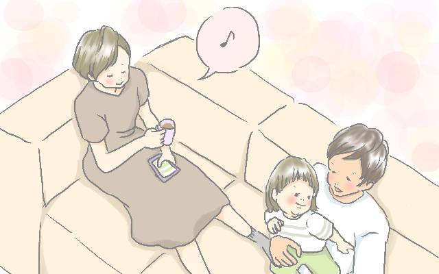 リビングのソファでゆっくりお茶を飲みながらチェック