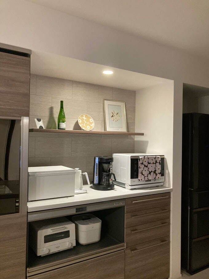 ダウンライトをつけたカップボード