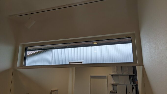 朝日が当たらない