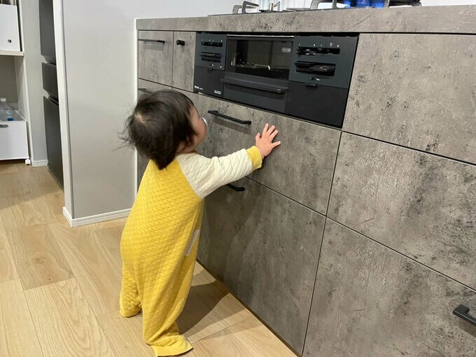 キッチンに近づく子ども