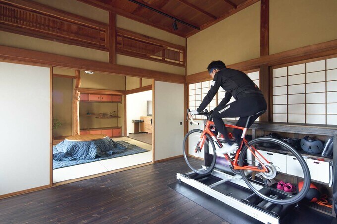 ロードバイクを室内で楽しむ夫