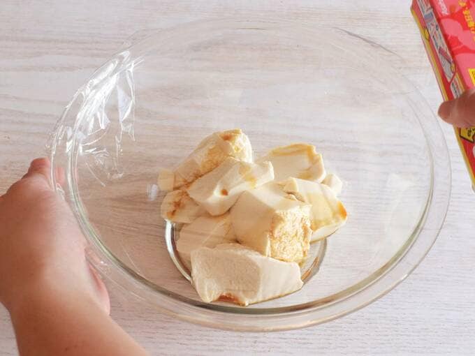 豆腐が入ったボウルにラップをかける