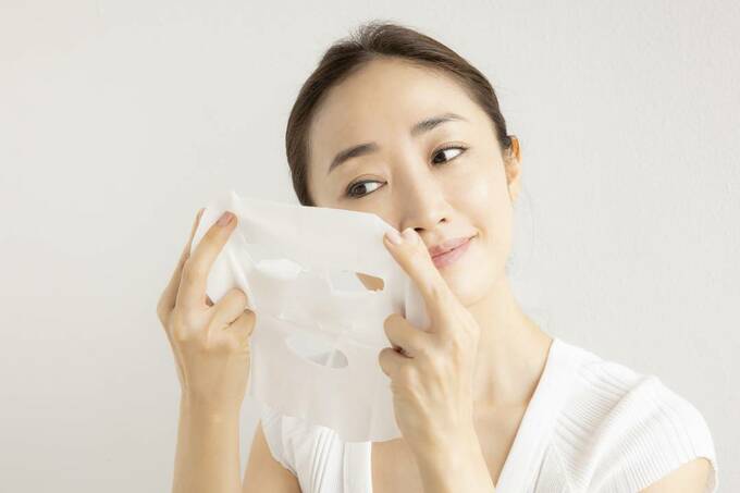 シートマスクを持つ様子