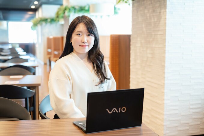 ニットを着た女性