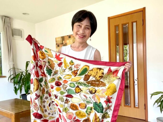 ライフさんがスカーフを持っている