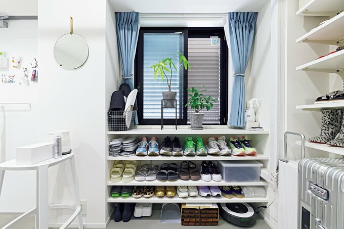 窓下に靴用のオープン棚を設置した玄関土間