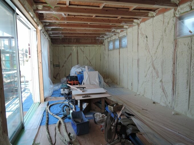 吹つけ硬質ウレタンフォームの工事・吹つけ終了時の状況