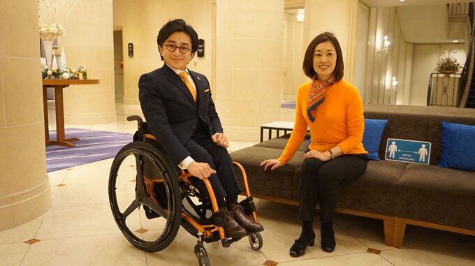 車いすの男性と女性