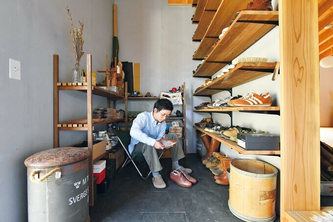 玄関土間で靴づくり