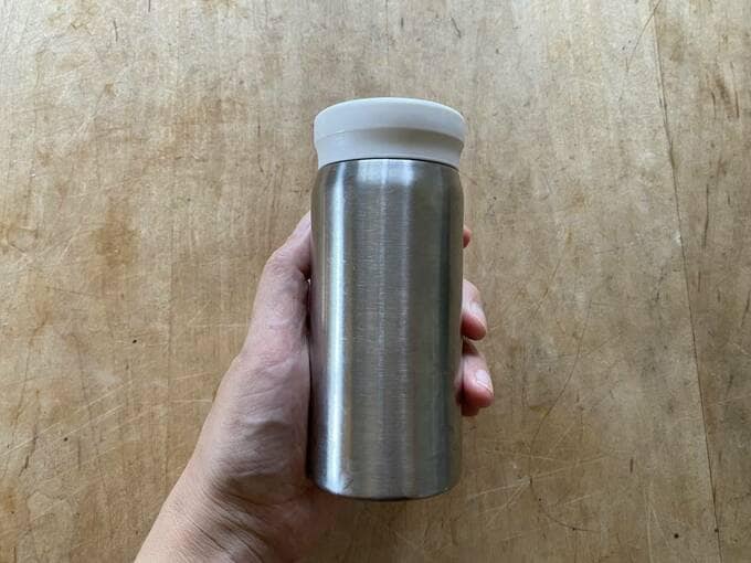 水筒を持つ様子