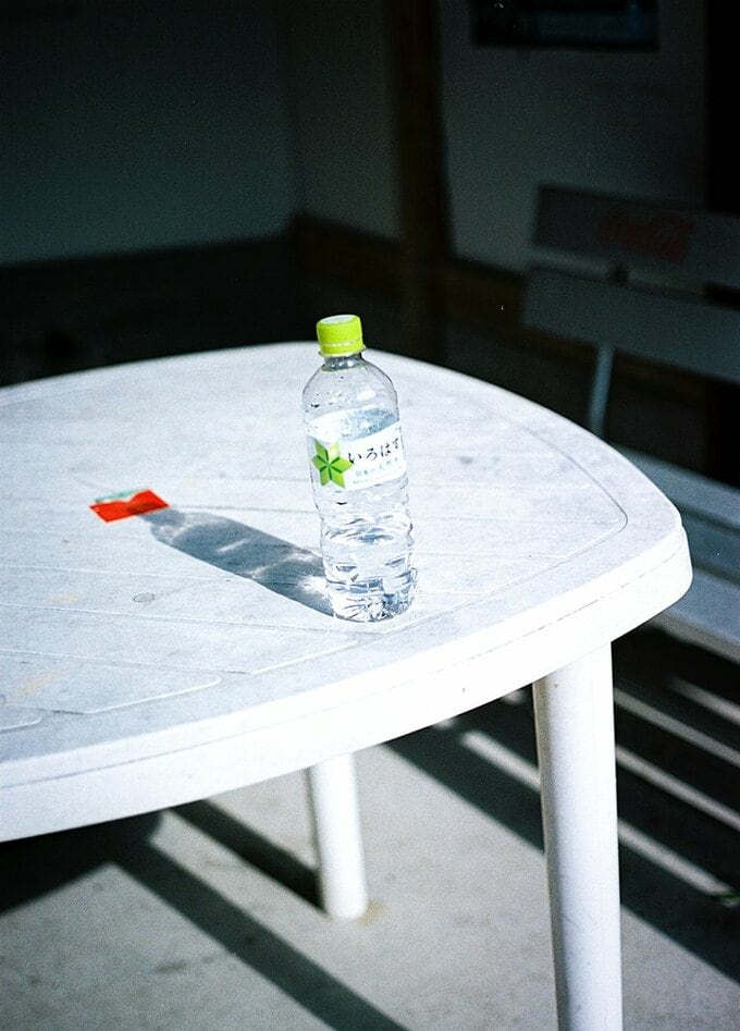 テーブルの上にミネラルウォーター