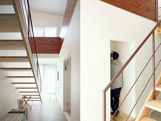 広い玄関ホールは吹き抜けにより1、2階を一体化/(写真右)階段から親世帯である母の居住スペースへ