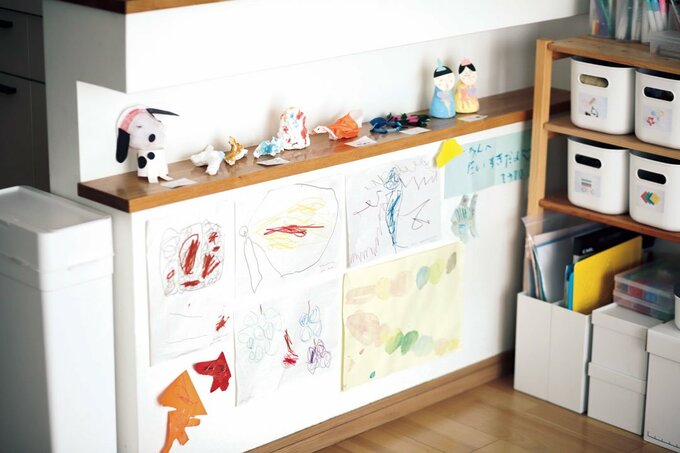 壁に子どもの作品