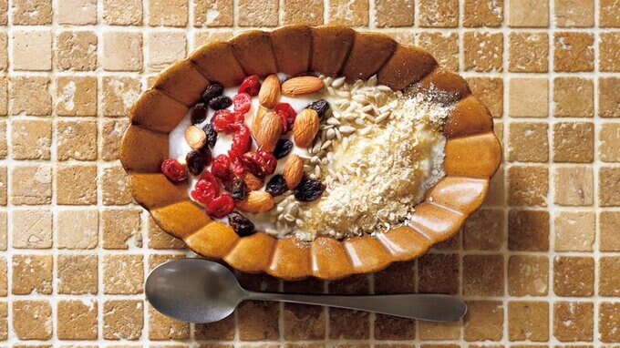 器にのったオーツ麦やドライフルーツ入りのヨーグルト