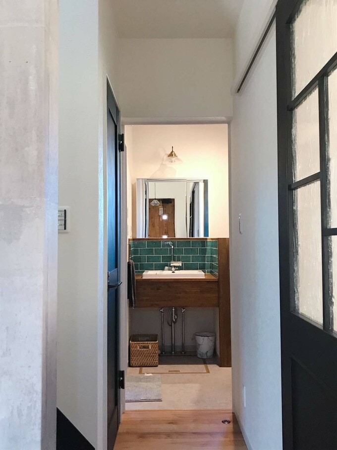 廊下から洗面を見る