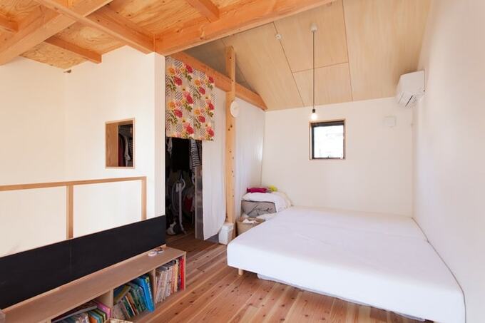 シナ合板を天井に使った寝室