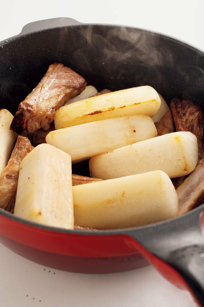 大根とスペアリブを煮る