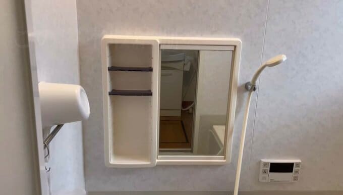 【Before】以前あった浴室キャビネット(YouTubeより)