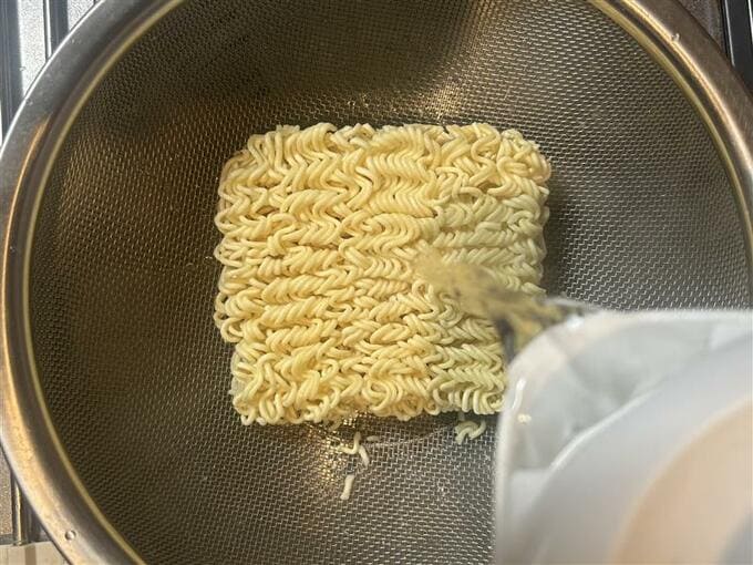 麺にお湯をかける