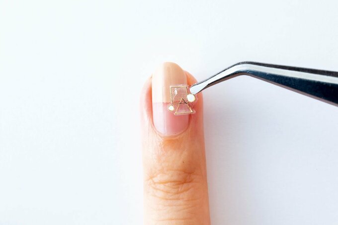 爪にネイルシールをはる