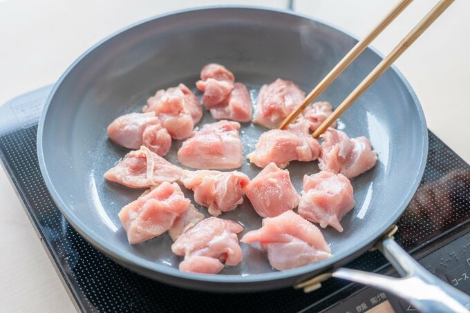 鶏モモ肉を炒めているところ
