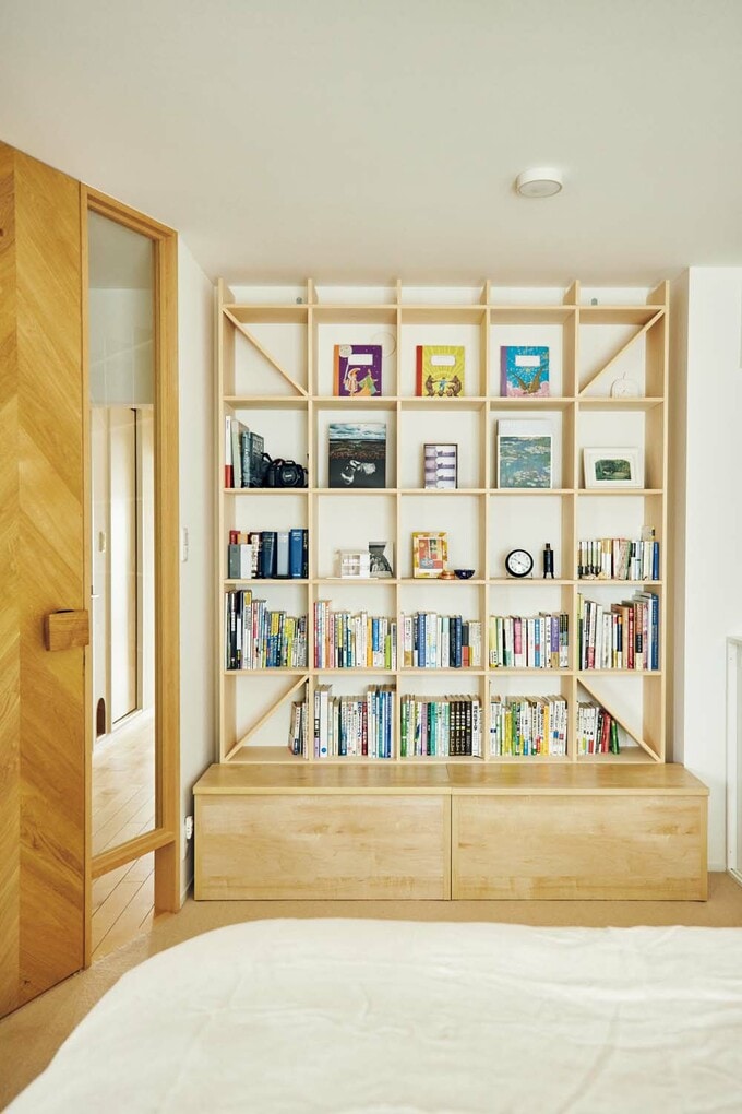 本棚が印象的な寝室