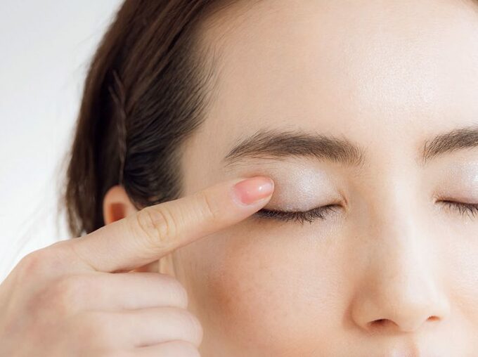 まぶたに人差し指