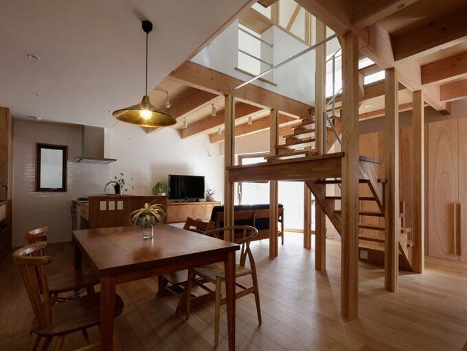 室内階段のあるダイニング吹き抜け