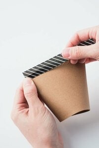 マスキングテープを横半分に折って、合わせた口をとめる